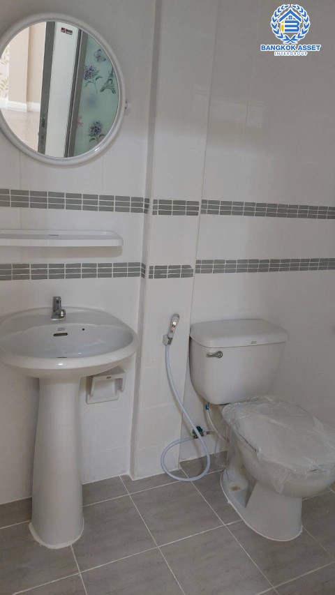 *****ทาวน์เฮ้าส์มือสองกรุงเทพฯ ม.จามจุรีโฮม สุขาภิบาล5 เนื้อที่มากถึง 20 ตร.ว. ฟังก์ชัน 3 ห้องนอน 2 ห้องน้ำ 2 ที่จอดรถ บ้านรีโนเวทใหม่ทั้งหลัง แถมฟรี! 2 เครื่องปรับอากาศ, 1 เครื่องทำน้ำอุ่น บนทำเลเชื่อมต่อถ.รามอินทรา ถ.สายไหม และถ.พหลโยธิน ใกล้รถไฟฟ้าสายสีเขียว "สถานีพหลโยธิน 59" และทางด่วน "รามอินทรา"